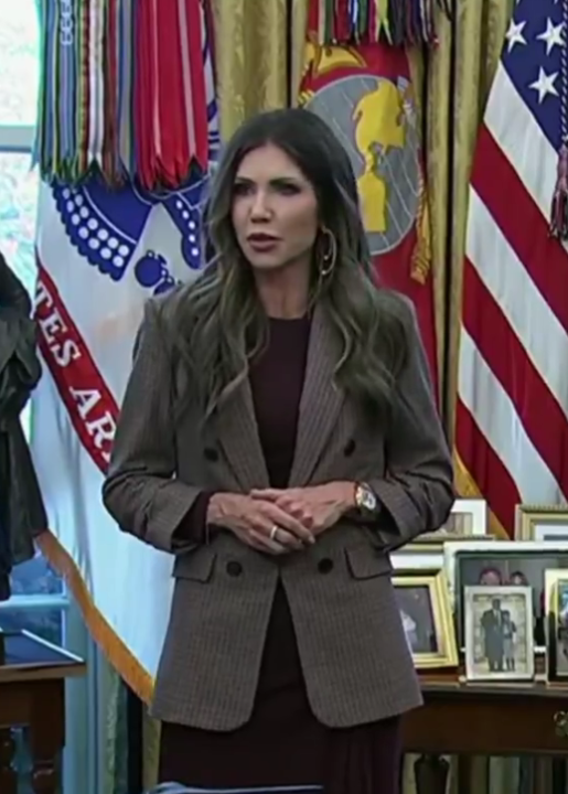 Imagen de La Secretaria de Seguridad Nacional de Trump, Kristi Noem, acaba de anunciar que TODOS y cada uno de los inmigrantes ilegales que intenten asistir a la Copa Mundial de Estados Unidos serán DETENIDOS y DEPORTADOS.